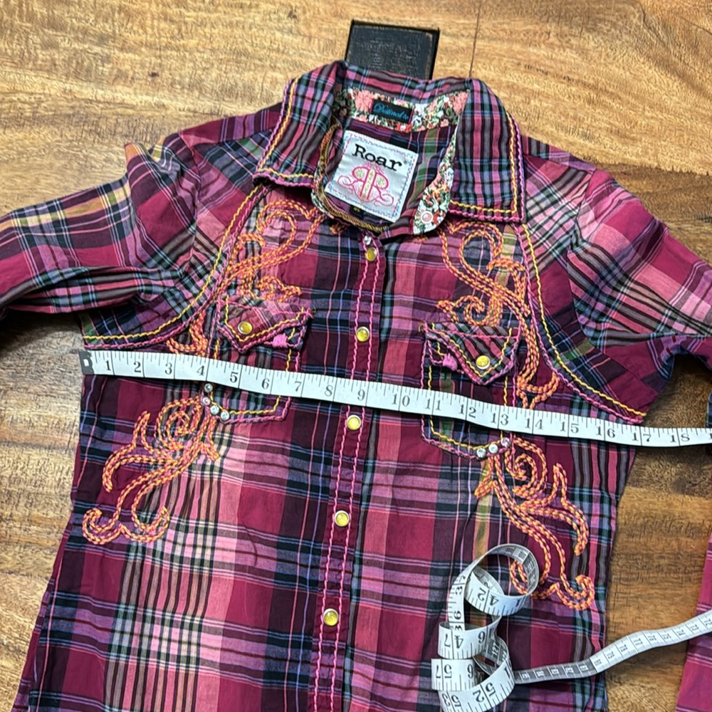 Destined to Roar Clothing western button down pink purple snap rhinestone cross - Picture 10 of 11